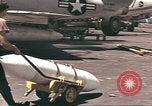 Image USS Ticonderoga (CVA-14) pendant la guerre de Vietnam du golfe du Tonkin, 1964, de la seconde 3 séquences d'archives historiques vidéo 65675065160