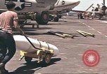 Image USS Ticonderoga (CVA-14) pendant la guerre de Vietnam du golfe du Tonkin, 1964, de la seconde 4 séquences d'archives historiques vidéo 65675065160