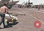 Image USS Ticonderoga (CVA-14) pendant la guerre de Vietnam du golfe du Tonkin, 1964, de la seconde 5 séquences d'archives historiques vidéo 65675065160