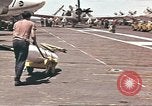Image USS Ticonderoga (CVA-14) pendant la guerre de Vietnam du golfe du Tonkin, 1964, de la seconde 6 séquences d'archives historiques vidéo 65675065160