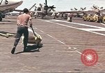 Image USS Ticonderoga (CVA-14) pendant la guerre de Vietnam du golfe du Tonkin, 1964, de la seconde 7 séquences d'archives historiques vidéo 65675065160