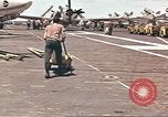 Image USS Ticonderoga (CVA-14) pendant la guerre de Vietnam du golfe du Tonkin, 1964, de la seconde 8 séquences d'archives historiques vidéo 65675065160