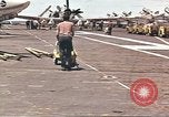 Image USS Ticonderoga (CVA-14) pendant la guerre de Vietnam du golfe du Tonkin, 1964, de la seconde 9 séquences d'archives historiques vidéo 65675065160