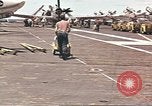 Image USS Ticonderoga (CVA-14) pendant la guerre de Vietnam du golfe du Tonkin, 1964, de la seconde 10 séquences d'archives historiques vidéo 65675065160