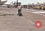 Image USS Ticonderoga (CVA-14) pendant la guerre de Vietnam du golfe du Tonkin, 1964, de la seconde 11 séquences d'archives historiques vidéo 65675065160