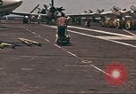 Image USS Ticonderoga (CVA-14) pendant la guerre de Vietnam du golfe du Tonkin, 1964, de la seconde 12 séquences d'archives historiques vidéo 65675065160