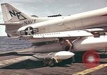 Image USS Ticonderoga (CVA-14) pendant la guerre de Vietnam du golfe du Tonkin, 1964, de la seconde 13 séquences d'archives historiques vidéo 65675065160