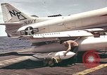 Image USS Ticonderoga (CVA-14) pendant la guerre de Vietnam du golfe du Tonkin, 1964, de la seconde 15 séquences d'archives historiques vidéo 65675065160