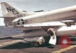 Image USS Ticonderoga (CVA-14) pendant la guerre de Vietnam du golfe du Tonkin, 1964, de la seconde 16 séquences d'archives historiques vidéo 65675065160