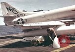 Image USS Ticonderoga (CVA-14) pendant la guerre de Vietnam du golfe du Tonkin, 1964, de la seconde 17 séquences d'archives historiques vidéo 65675065160
