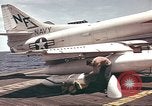 Image USS Ticonderoga (CVA-14) pendant la guerre de Vietnam du golfe du Tonkin, 1964, de la seconde 18 séquences d'archives historiques vidéo 65675065160