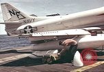 Image USS Ticonderoga (CVA-14) pendant la guerre de Vietnam du golfe du Tonkin, 1964, de la seconde 21 séquences d'archives historiques vidéo 65675065160