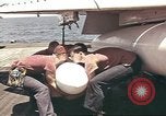 Image USS Ticonderoga (CVA-14) pendant la guerre de Vietnam du golfe du Tonkin, 1964, de la seconde 25 séquences d'archives historiques vidéo 65675065160
