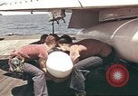 Image USS Ticonderoga (CVA-14) pendant la guerre de Vietnam du golfe du Tonkin, 1964, de la seconde 26 séquences d'archives historiques vidéo 65675065160