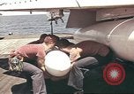 Image USS Ticonderoga (CVA-14) pendant la guerre de Vietnam du golfe du Tonkin, 1964, de la seconde 27 séquences d'archives historiques vidéo 65675065160