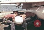 Image USS Ticonderoga (CVA-14) pendant la guerre de Vietnam du golfe du Tonkin, 1964, de la seconde 29 séquences d'archives historiques vidéo 65675065160