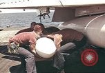 Image USS Ticonderoga (CVA-14) pendant la guerre de Vietnam du golfe du Tonkin, 1964, de la seconde 30 séquences d'archives historiques vidéo 65675065160