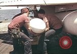 Image USS Ticonderoga (CVA-14) pendant la guerre de Vietnam du golfe du Tonkin, 1964, de la seconde 31 séquences d'archives historiques vidéo 65675065160