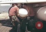 Image USS Ticonderoga (CVA-14) pendant la guerre de Vietnam du golfe du Tonkin, 1964, de la seconde 32 séquences d'archives historiques vidéo 65675065160