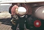 Image USS Ticonderoga (CVA-14) pendant la guerre de Vietnam du golfe du Tonkin, 1964, de la seconde 33 séquences d'archives historiques vidéo 65675065160