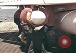 Image USS Ticonderoga (CVA-14) pendant la guerre de Vietnam du golfe du Tonkin, 1964, de la seconde 34 séquences d'archives historiques vidéo 65675065160