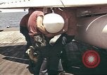Image USS Ticonderoga (CVA-14) pendant la guerre de Vietnam du golfe du Tonkin, 1964, de la seconde 35 séquences d'archives historiques vidéo 65675065160