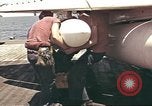 Image USS Ticonderoga (CVA-14) pendant la guerre de Vietnam du golfe du Tonkin, 1964, de la seconde 36 séquences d'archives historiques vidéo 65675065160