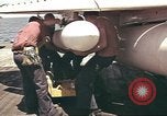 Image USS Ticonderoga (CVA-14) pendant la guerre de Vietnam du golfe du Tonkin, 1964, de la seconde 37 séquences d'archives historiques vidéo 65675065160