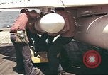 Image USS Ticonderoga (CVA-14) pendant la guerre de Vietnam du golfe du Tonkin, 1964, de la seconde 38 séquences d'archives historiques vidéo 65675065160