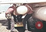 Image USS Ticonderoga (CVA-14) pendant la guerre de Vietnam du golfe du Tonkin, 1964, de la seconde 42 séquences d'archives historiques vidéo 65675065160