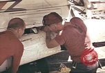 Image USS Ticonderoga (CVA-14) pendant la guerre de Vietnam du golfe du Tonkin, 1964, de la seconde 43 séquences d'archives historiques vidéo 65675065160