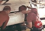 Image USS Ticonderoga (CVA-14) pendant la guerre de Vietnam du golfe du Tonkin, 1964, de la seconde 44 séquences d'archives historiques vidéo 65675065160
