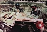 Standbild Verwundetentransport aus dem Koreakrieg Korea, 1950, aus Sekunde 7 historischem Filmmaterial Videoclip 65675065188
