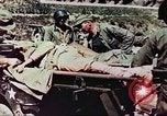 Standbild Verwundetentransport aus dem Koreakrieg Korea, 1950, aus Sekunde 8 historischem Filmmaterial Videoclip 65675065188