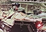 Standbild Verwundetentransport aus dem Koreakrieg Korea, 1950, aus Sekunde 10 historischem Filmmaterial Videoclip 65675065188