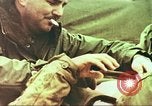 Standbild Verwundetentransport aus dem Koreakrieg Korea, 1950, aus Sekunde 17 historischem Filmmaterial Videoclip 65675065188