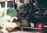 Standbild Verwundetentransport aus dem Koreakrieg Korea, 1950, aus Sekunde 22 historischem Filmmaterial Videoclip 65675065188