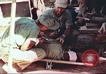 Standbild Verwundetentransport aus dem Koreakrieg Korea, 1950, aus Sekunde 23 historischem Filmmaterial Videoclip 65675065188