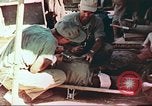 Standbild Verwundetentransport aus dem Koreakrieg Korea, 1950, aus Sekunde 24 historischem Filmmaterial Videoclip 65675065188