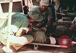 Standbild Verwundetentransport aus dem Koreakrieg Korea, 1950, aus Sekunde 25 historischem Filmmaterial Videoclip 65675065188