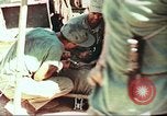 Standbild Verwundetentransport aus dem Koreakrieg Korea, 1950, aus Sekunde 26 historischem Filmmaterial Videoclip 65675065188