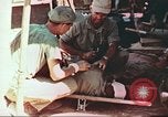 Standbild Verwundetentransport aus dem Koreakrieg Korea, 1950, aus Sekunde 28 historischem Filmmaterial Videoclip 65675065188