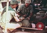 Standbild Verwundetentransport aus dem Koreakrieg Korea, 1950, aus Sekunde 29 historischem Filmmaterial Videoclip 65675065188
