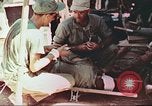 Standbild Verwundetentransport aus dem Koreakrieg Korea, 1950, aus Sekunde 31 historischem Filmmaterial Videoclip 65675065188