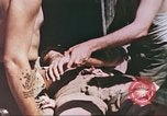 Standbild Verwundetentransport aus dem Koreakrieg Korea, 1950, aus Sekunde 33 historischem Filmmaterial Videoclip 65675065188