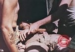 Standbild Verwundetentransport aus dem Koreakrieg Korea, 1950, aus Sekunde 34 historischem Filmmaterial Videoclip 65675065188