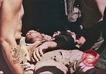 Standbild Verwundetentransport aus dem Koreakrieg Korea, 1950, aus Sekunde 35 historischem Filmmaterial Videoclip 65675065188