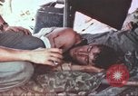 Standbild Verwundetentransport aus dem Koreakrieg Korea, 1950, aus Sekunde 36 historischem Filmmaterial Videoclip 65675065188