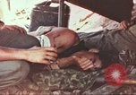 Standbild Verwundetentransport aus dem Koreakrieg Korea, 1950, aus Sekunde 39 historischem Filmmaterial Videoclip 65675065188