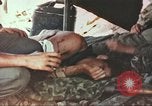 Standbild Verwundetentransport aus dem Koreakrieg Korea, 1950, aus Sekunde 40 historischem Filmmaterial Videoclip 65675065188